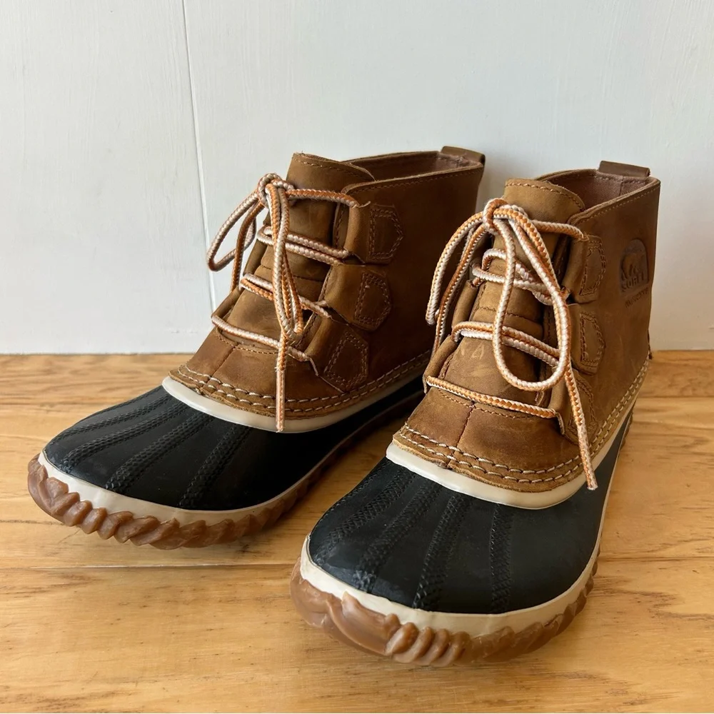 Sorel Out & About Leather Snow Boot 6.5 Tan Black Rubber Lace Up Waterproof